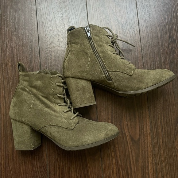 Madden Girl Olive Green Faux Suede Lace Up Heeled Booties Size 7 - Picture 3 of 8